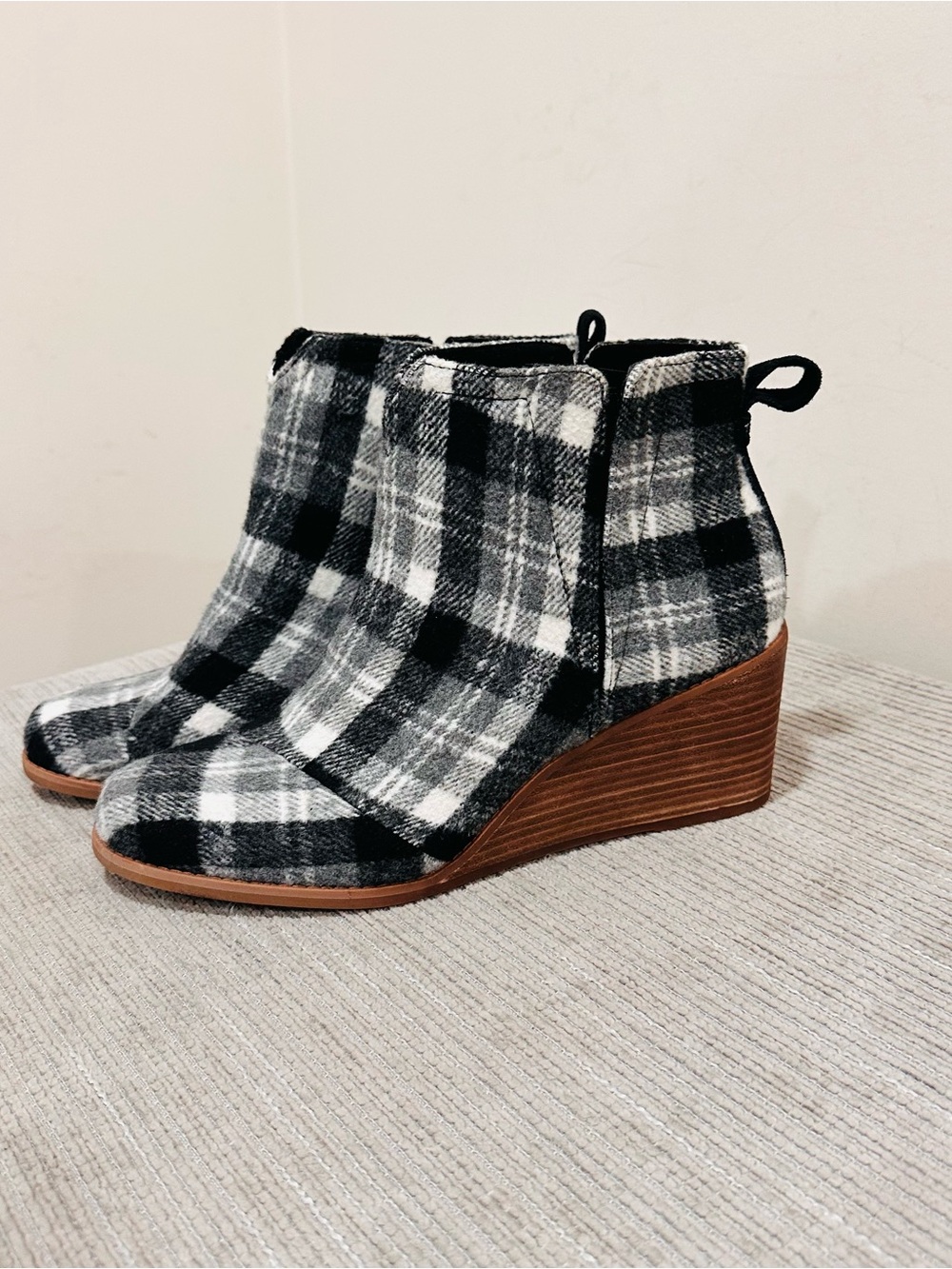 TOMS Clare Wedge Bootie Black Grey Plaid Flannel Ankle Boots Womens Sz 10 EU 42